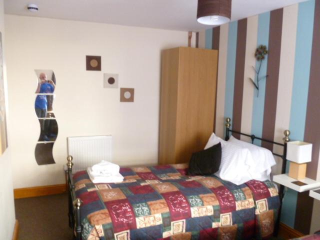 Belle Vue Hotel Лланвртид-Уэлс Номер фото