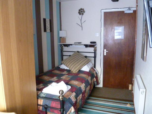Belle Vue Hotel Лланвртид-Уэлс Номер фото